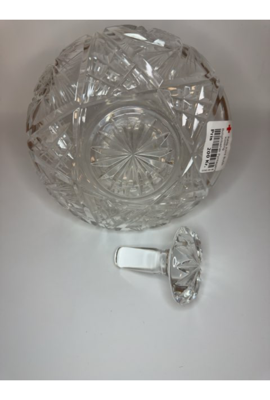 Kande af glas med flot udskæring